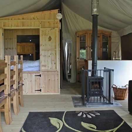 Bear Lodge - Glamping Lympne المظهر الخارجي الصورة